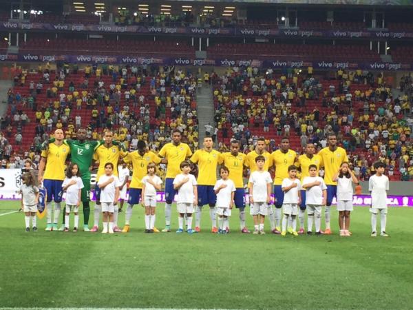 Thalles (camisa 9) com a Seleo Olmpica contra os EUA