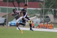 Rodrigo Fernandes divide bola com atacante tricolor