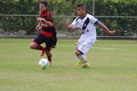 Joo Bernardo disputa bola com jogador rubro-negro