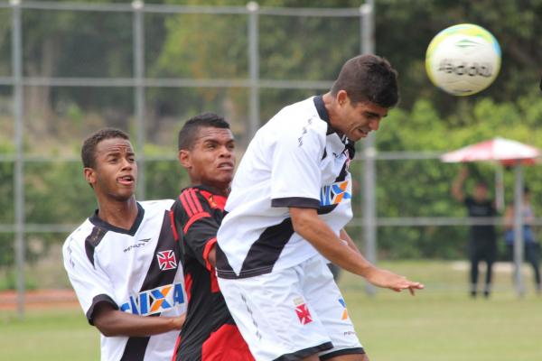 Matheus Pet vestiu a camisa 10 contra o rubro-negro