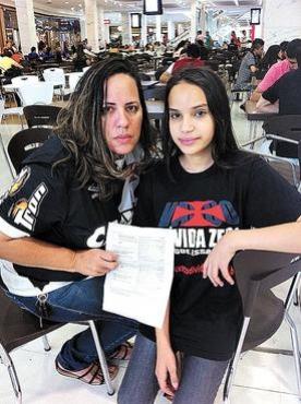 Isabel com a filha: ela comeou a contribuir, no ano passado, com o pagamento de dvidas do Vasco