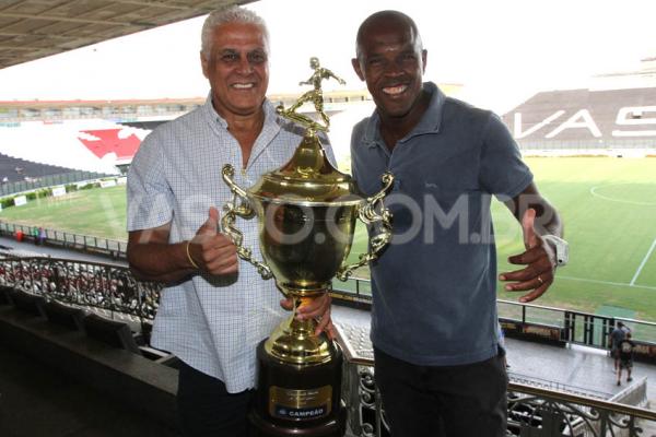 Roberto Dinamite recebeu o trfeu de campeo carioca de futebol de areia das mos de Jnior Nego, no incio do ano