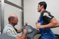 Preparador fsico Ronaldo Torres orientou o atleta durante os exerccios