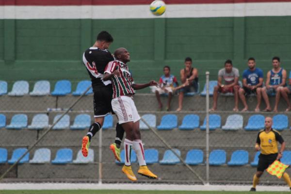 Kadu Fernandes disputa bola com atacante tricolor