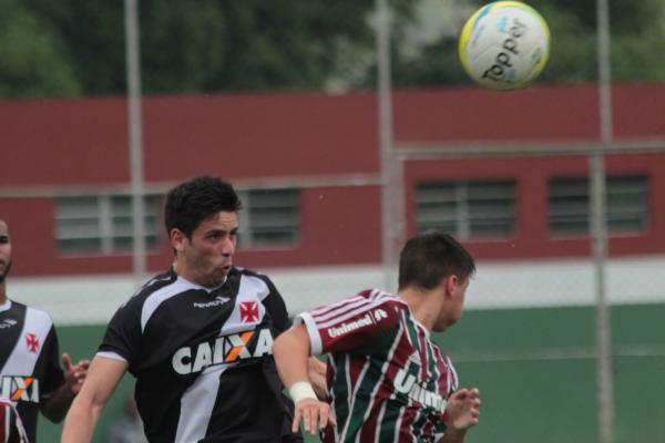 Richard sobe mais alto que marcador para afastar a bola