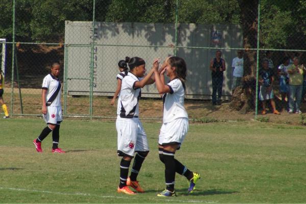 Ronaldinha e Thatielly comemoram um dos gols do Vasco
