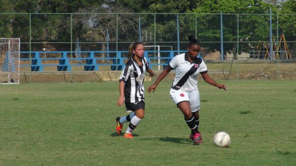Juliana Pacheco foi titular na zaga vascana