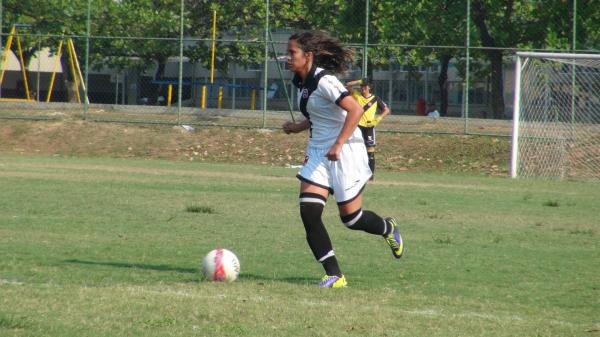 Thatielly conduz a bola no gramado do Cefan