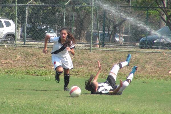 Angelina ganha disputa com jogadora alvinegra