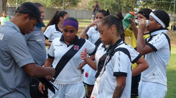 Anthony Menezes orienta jogadoras