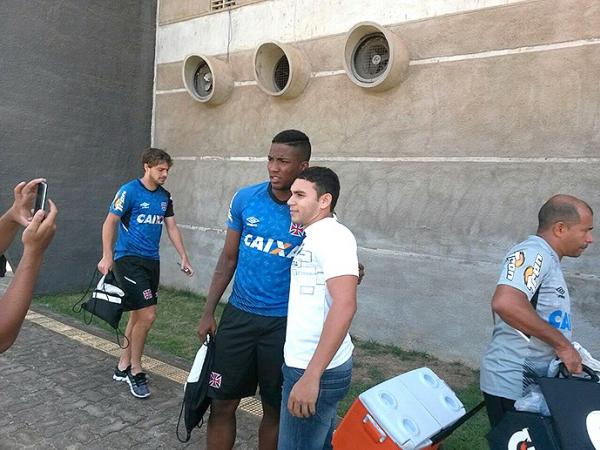 Thalles recebeu o carinho dos torcedores aps o treino