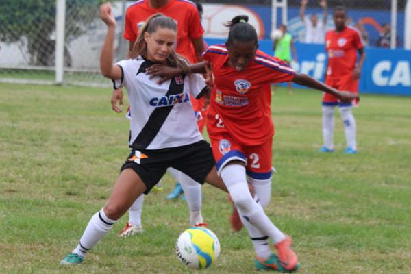 Lays Freitas marcou os dois gols vascanos na partida