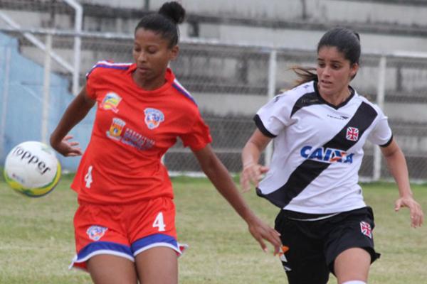 Patrcia Sochor disputa bola com jogadora adversria