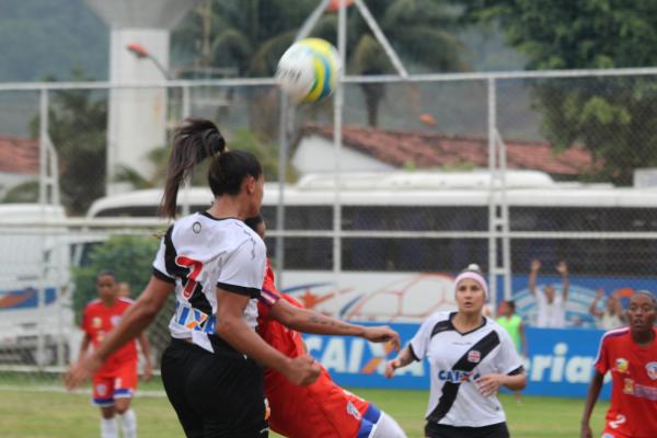 Julia Herbst sobe mais alto que a zagueira para afastar a bola