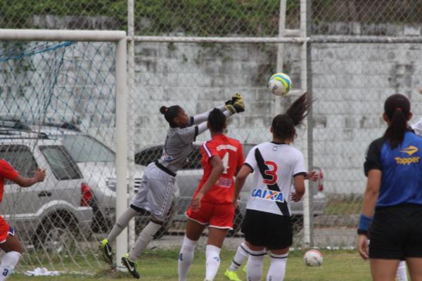 Keyssiane fazendo uma excelente defesa