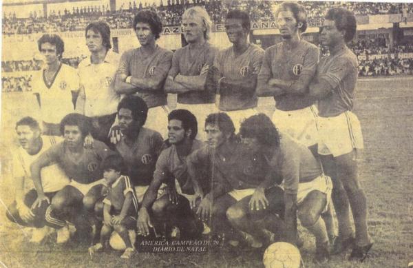 Terceiro da esquerda para a direita de p, Joel era o capito do time campeo de 1979