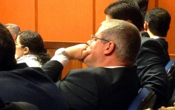 Roberto Monteiro, candidato  presidncia, acompanha o julgamento