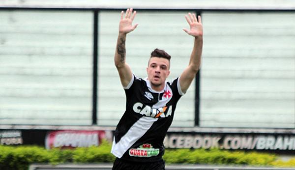 Renato Kayser marcou trs gols na partida