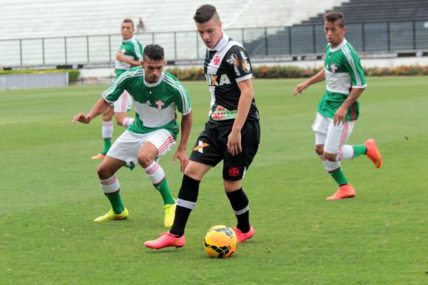 Renato Kayser disputa a bola com jogador palmeirense