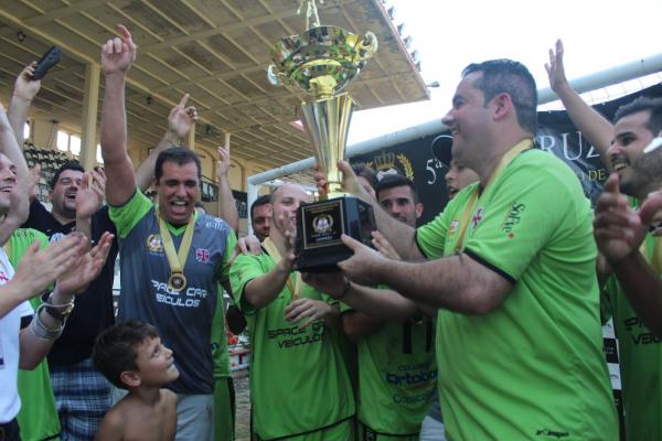 Jogadores do Barcelona-93 comemoram o ttulo da Copa Cruzmaltina