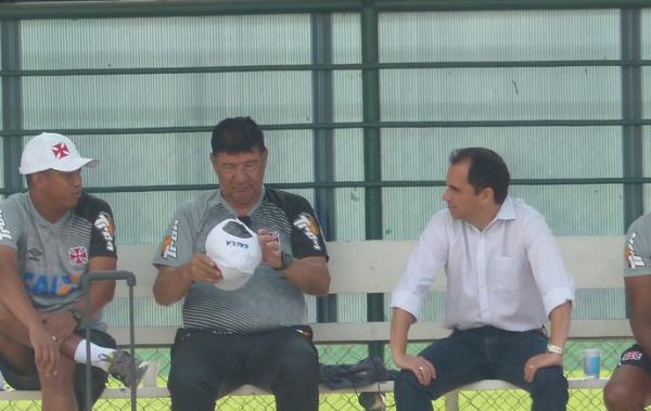Joel ajeita o bon no banco de reservas, entre o auxiliar Marcelo Salles e Rodrigo Caetano