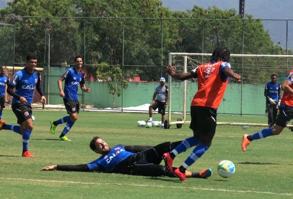 Aps perder grande chance no ataque, Martn Silva tentou ajudar na marcao para compensar