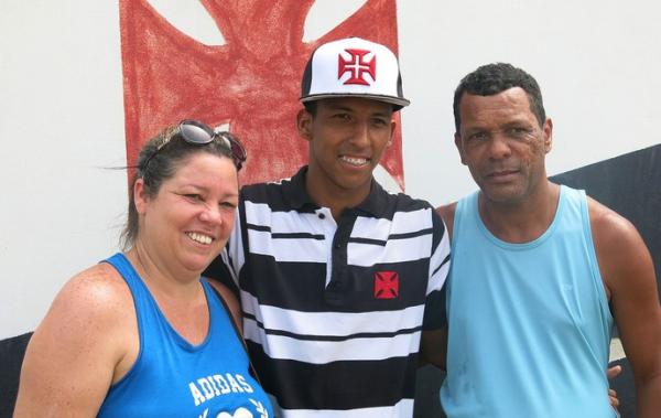 Caio Monteiro posa com a me Cssia e o pai Beto no CT da base do Vasco, em Itagua