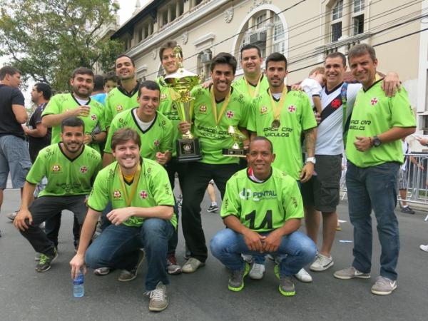 Bruno Trindade (com a taa nas mos) e o time do Barcelona-93 em So Janurio neste sbado