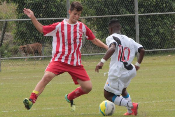 Robinho mostrando toda sua habilidade