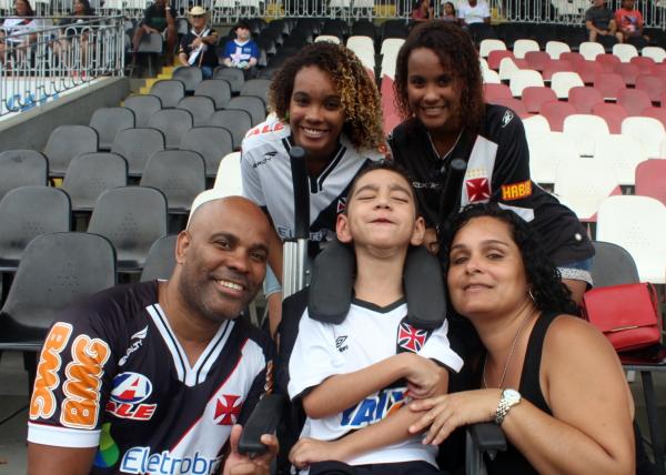 Acompanhado por seus familiares, Joo Pedro realizou mais um sonho ao entrar em campo com os jogadores do Vasco