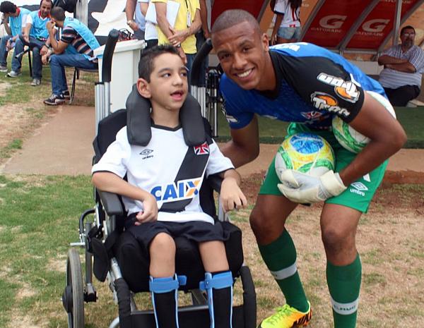 Jordi posa ao lado do menino Joo Pedro