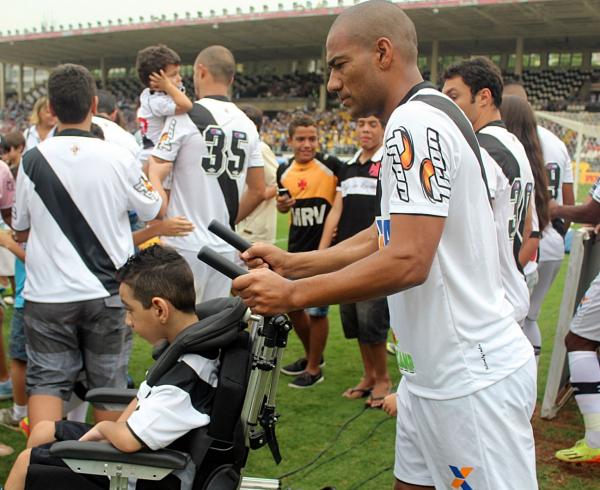 Zagueiro Rodrigo carregou Joo Pedro at o centro de campo