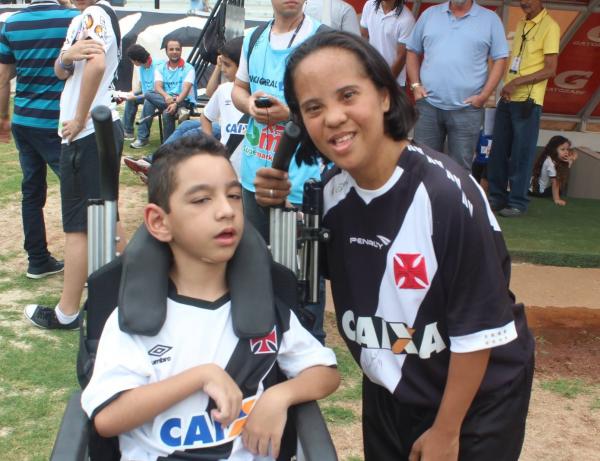 Torcedores especiais, Joo Pedro e Mayara Mires posam para foto