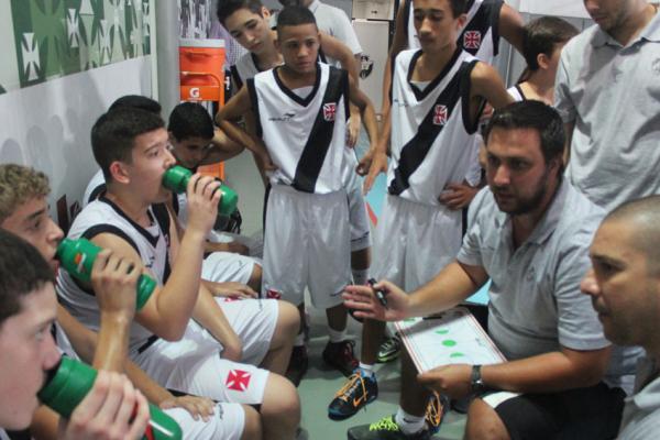 Treinador David Gaglianone orienta equipe vascana