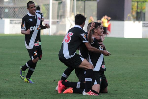 Bruno Cosendey comemora gol com os companheiros