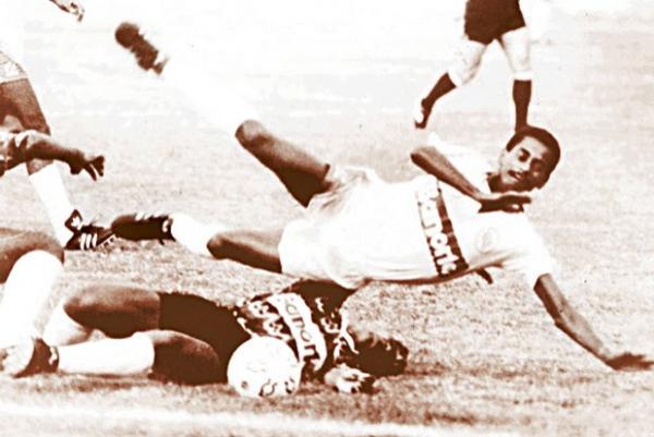 Cafezinho, de branco, na poca em que defendia o Nutico