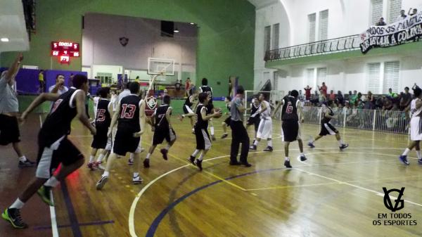 Jogadores do Vasco comemoram a classificao para a final em plena Laranjeiras.
