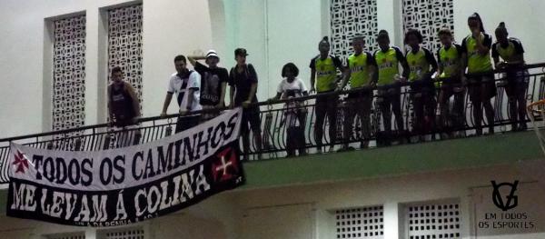 Torcida vascana marcou presena nas Laranjeiras e empurrou o Vasco.