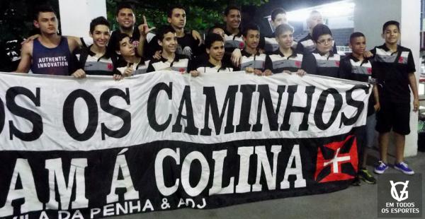 Jogadores foram tietados pelos torcedores aps a vitria.