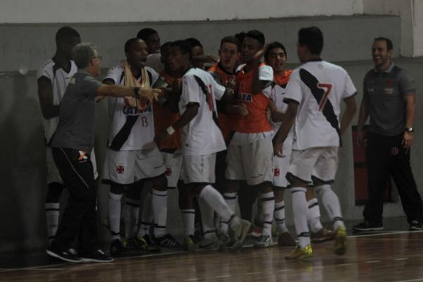 Romrio (11) comemora o gol marcado contra o Flamengo