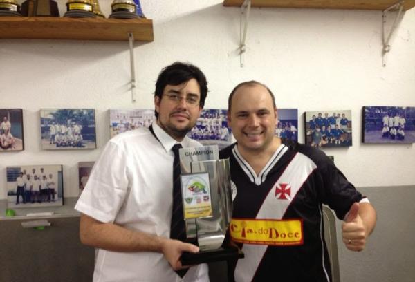 Daniel Matos entrega a Taa do Open de So Paulo para Marcelo Lages.