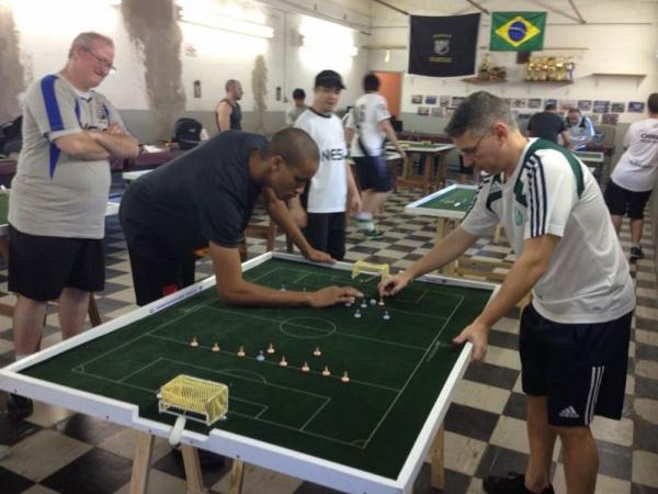 Felipinho do Vasco e Jefferson do Palmeiras, craques do 12 Toques se arriscam no Subbuteo.