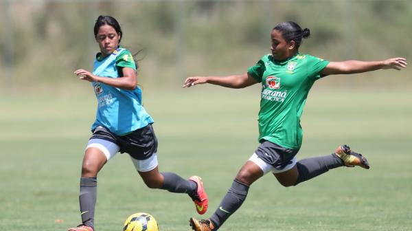 Rayane (sem colete) marcou dois gols contra o Estrela Nova