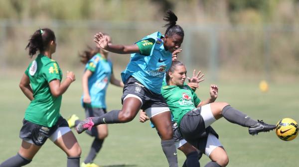 Juliana (de colete) tambm balanou as redes com a camisa brasileira