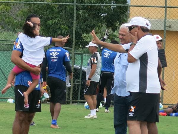 Joel Santana brinca com a filha de Everton Costa aps o treinamento desta quarta-feira