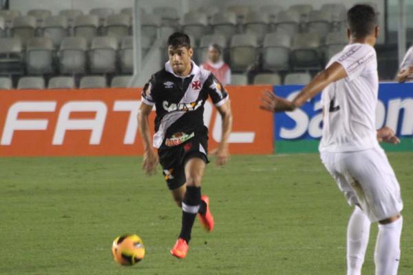 Guilherme Costa levou perigo nas bolas paradas