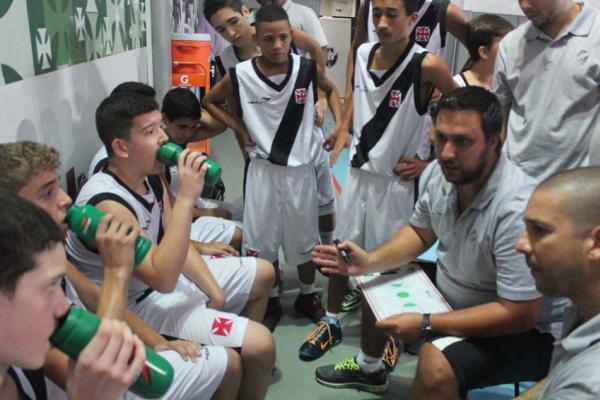 David Gaglianone orienta jogadores do sub-13