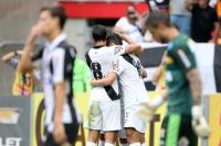 Jogadores comemoram gol de Douglas