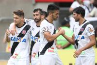 Jogadores comemoram gol de Douglas