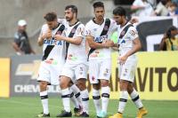 Jogadores comemoram gol de Douglas